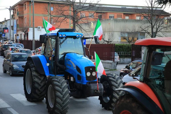 Bir grup çiftçi Avrupa Topluluğu 'nun tarım politikalarını protesto ediyor. Şehrin sokaklarında traktörleriyle yürüyorlar. .