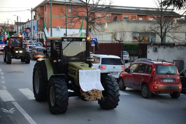 Bir grup çiftçi Avrupa Topluluğu 'nun tarım politikalarını protesto ediyor. Şehrin sokaklarında traktörleriyle yürüyorlar. .