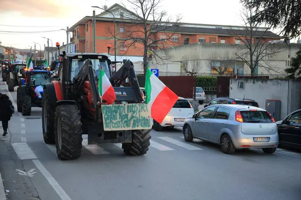 Bir grup çiftçi Avrupa Topluluğu 'nun tarım politikalarını protesto ediyor. Şehrin sokaklarında traktörleriyle yürüyorlar. .