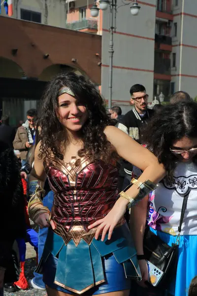 Pagani, Salerno, İtalya-Şubat 04.2024: Cosplayer oyuncuları ünlü çizgi film karakterleri ve çocuk filmleri kostümleri giyerler. Marvel insanlar karnavalda bir hatıra fotoğrafı için çocuklarla poz verir..