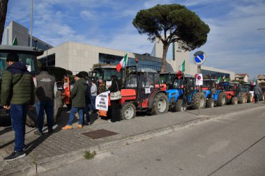 Avellino, İtalya-Şubat 07.2024: Bir grup çiftçi Avrupa Topluluğu 'nun tarım politikalarını protesto ediyor. Şehrin sokaklarında traktörleriyle yürüyorlar. .