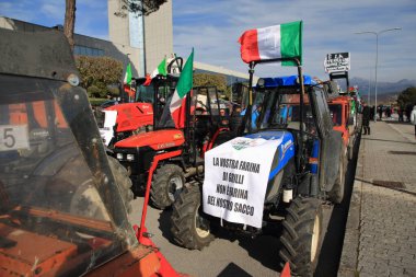 Avellino, İtalya-Şubat 07.2024: Bir grup çiftçi Avrupa Topluluğu 'nun tarım politikalarını protesto ediyor. Şehrin sokaklarında traktörleriyle yürüyorlar. .