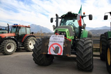 Avellino, İtalya-Şubat 07.2024: Bir grup çiftçi Avrupa Topluluğu 'nun tarım politikalarını protesto ediyor. Şehrin sokaklarında traktörleriyle yürüyorlar. .