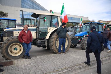 Avellino, İtalya-Şubat 07.2024: Bir grup çiftçi Avrupa Topluluğu 'nun tarım politikalarını protesto ediyor. Şehrin sokaklarında traktörleriyle yürüyorlar. .