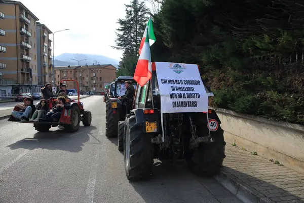 Avellino, İtalya-Şubat 07.2024: Bir grup çiftçi Avrupa Topluluğu 'nun tarım politikalarını protesto ediyor. Şehrin sokaklarında traktörleriyle yürüyorlar. .