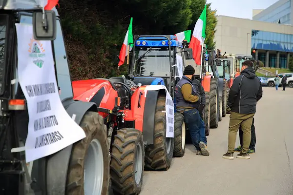 Avellino, İtalya-Şubat 07.2024: Bir grup çiftçi Avrupa Topluluğu 'nun tarım politikalarını protesto ediyor. Şehrin sokaklarında traktörleriyle yürüyorlar. .