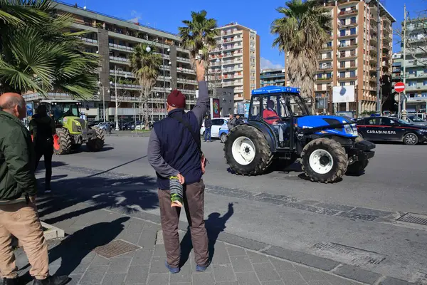 Salerno, İtalya-14 Şubat 2024: Salerno ili çiftçileri traktörleriyle birlikte Avrupa Topluluğu 'nun tarım politikasını protesto etmek üzere şehre geldiler.