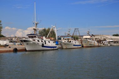 Cesenatico, Forl-Cesena, İtalya - Eylül 06: 2024: Tarihi merkezin girişinde balıkçı tekneleri .