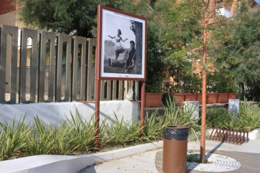 Bellaria Igea Marina, Rimini, İtalya: 01.2023: İnsanlar gösteri kızı Raffaella Carr 'a adanmış yeni gezinti alanında yürüyüş ve bisiklet yapıyorlar