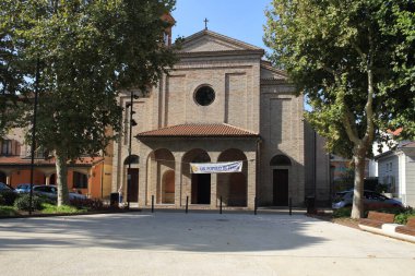 Bellaria Igea Marina, Rimini, İtalya: Ekim 01.2023: Viale dei Platani boyunca Bellaria Igea Marina 'nın merkezinde Kutsal Kalp Kilisesi.