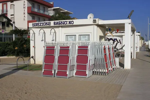 Bellaria Igea Marina, Rimini, İtalya: Ekim 01.2023: Yaz döneminden sonra kapatılan ve Paskalya 'da yeniden açılmaya hazır olan hamamların arasında sahilde yürümek.