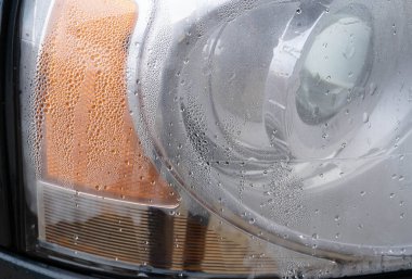 Arabanın sağ ön farında su vardı. Otomatik farlarda yoğunlaşma ile ilgili tipik bir sorun.