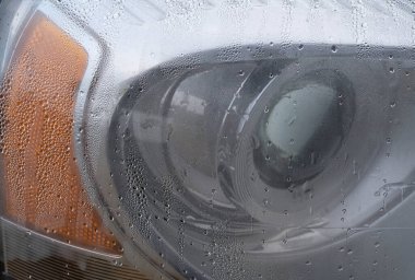 Arabanın sağ ön farında su vardı. Otomatik farlarda yoğunlaşma ile ilgili tipik bir sorun.