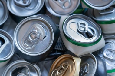 Geri dönüşüm için toplanan birkaç ezilmiş alüminyum kutunun üst görüntüsü