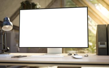 Endüstriyel tavan arası yeşil ekolojik ofis içinde boş ekran paravanı olan bir bilgisayar.