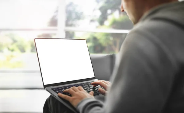 Cara Está Trabalhando Laptop Com Uma Tela Branco Casa Com — Fotografia de Stock