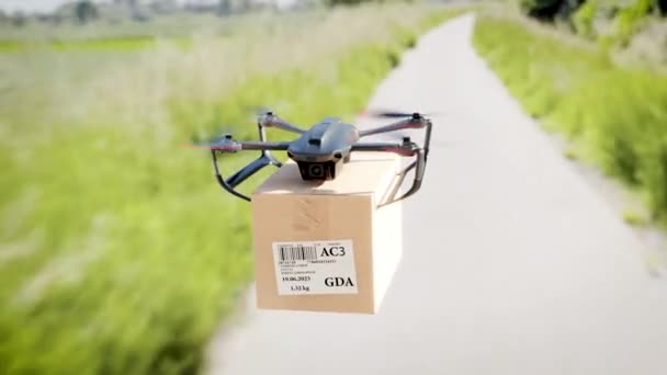 Drone Está Voando Com Pacote Para Cliente Através Moderno Complexo — Vídeo de Stock