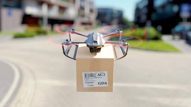 Dron Está Volando Con Paquete Para Cliente Través Moderno Complejo — Vídeo de stock