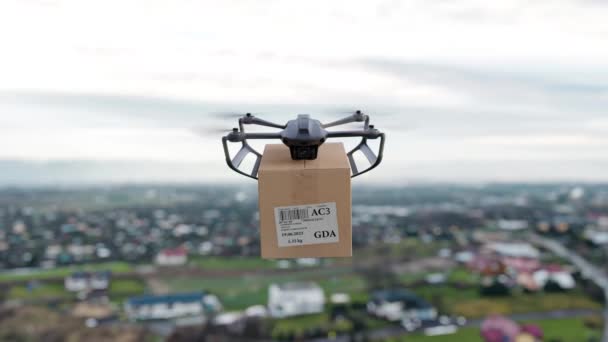 Drone Πετάει Πάνω Από Την Πόλη Ένα Πακέτο Για Τον — Αρχείο Βίντεο