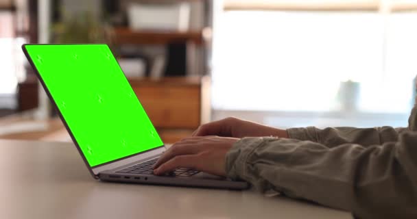 Man Werkt Aan Een Laptop Met Een Leeg Scherm Thuis — Stockvideo