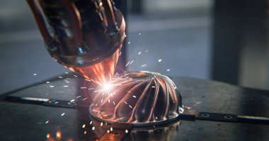 Modern bir 3D yazıcı metal bir türbin basıyor. Makine parçası imalatının geleceği.