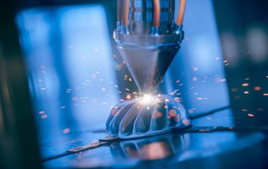 Modern bir 3D yazıcı metal bir türbin basıyor. Makine parçası imalatının geleceği.