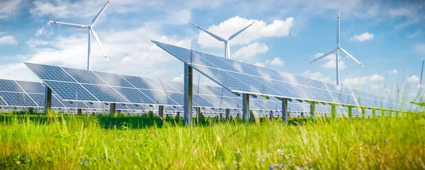 Solární Farma Fotovoltaických Panelů Krásné Zelené Louce Větrnými Turbínami Pozadí — Stock fotografie