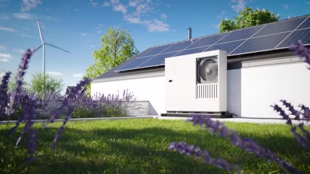 芝を覆う緑の屋根と 一戸建ての屋根に太陽光発電パネルを設置したヒートポンプ プロパティのための暖房とエアコンの生態学的な源 — ストック動画