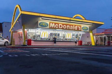 Downey, CA, ABD - 17 Eylül 2023: Dünyanın en eski McDonald 's restoranı ABD' nin Kaliforniya kentinde yer almaktadır..