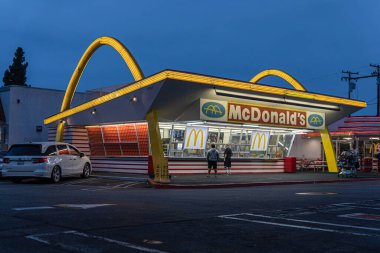 Downey, CA, ABD - 17 Eylül 2023: Dünyanın en eski McDonald 's restoranı ABD' nin Kaliforniya kentinde yer almaktadır..
