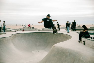 Venice Beach, CA, ABD - 17 Eylül 2023 Kaykaycı, Venedik Plajı 'ndaki kaykay kasesinde bir transfer gerçekleştirdi..