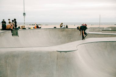 Venice Beach, CA, ABD - 17 Eylül 2023 Venedik Plajı 'ndaki kaykay sahasında kaykaycı performansını sergiliyor..