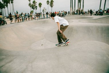 Venice Beach, CA, ABD - 17 Eylül 2023 Venedik Plajı 'ndaki kaykay parkında kaykaya biniyor..