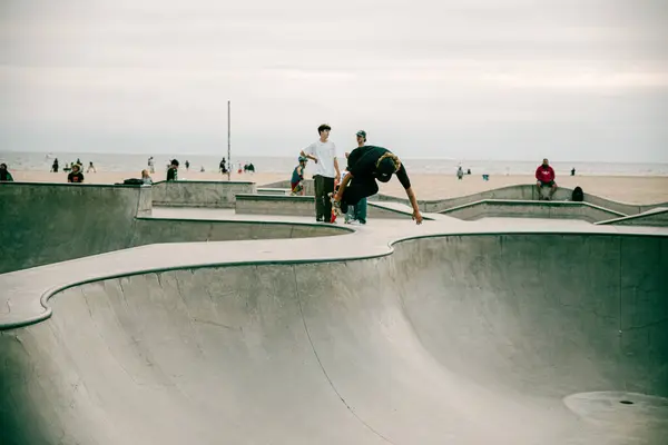 Venice Beach Usa September 2023 Der Skater Führt Einen Transfer — Stockfoto