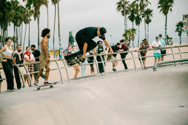 Venice Beach Usa Settembre 2023 Pattinatore Effettua Trasferimento Uno Skateboard — Foto Stock