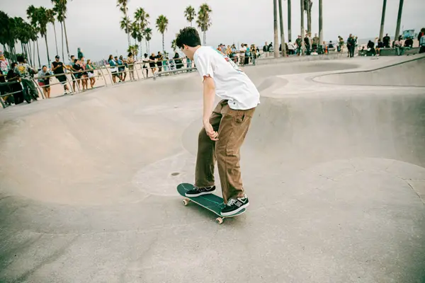 2023年9月17日 美国加利福尼亚州威尼斯海滩 滑板手骑着滑板穿过威尼斯海滩滑板公园的碗 — 图库照片