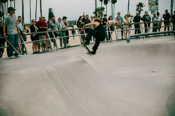 アメリカ合衆国カリフォルニア州ヴェネツィアビーチ2023年9月17日 スケーターはヴェネツィアビーチのスケートパークでボウルのスケートボードで転送を行います — ストック写真