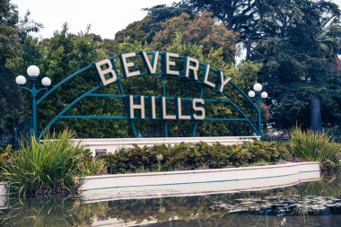 Beverly Hills tabelası Beverly Gardens Parkı 'nın ortasında görkemli bir şekilde duruyor.