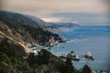 Kaliforniya Pasifik Otoyolu 'ndaki Big Sur' daki sahil ve uçurumlar.