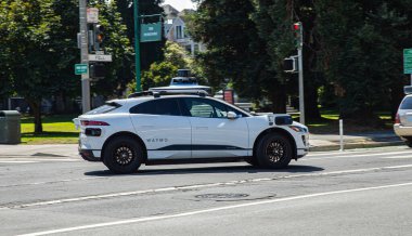 San Francisco, CA, ABD - 13 Şubat 2023: San Francisco sokaklarından birinde VAYMO 'dan otonom araç.