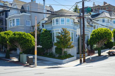 San Francisco, CA, ABD - 13 Eylül 2023: Güneşli bir günde Bayan Doubtfire filminden bilinen ev.