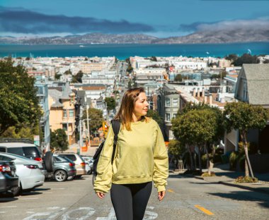 Kız, ABD tatili sırasında San Francisco 'nun sarp sokaklarında geziniyor.