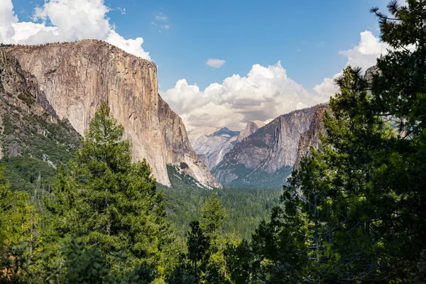 Kaliforniya 'da güneşli bir günde Yosemite Vadisi manzarası