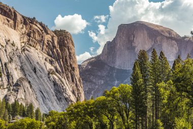 Half Dome, Yosemite Ulusal Parkı 'nda etkileyici bir tepe noktası. Kendine özgü şekli ve nefes kesici manzarasıyla tanınıyor..