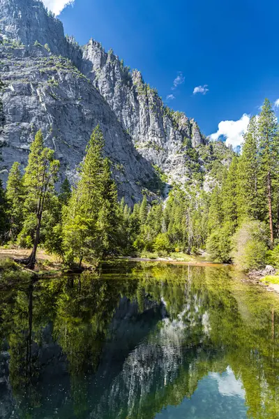 Der Merced River Yosemite Nationalpark Schöne Aussicht Auf Berge Die Stockbild