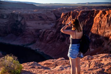 Kız Arizona 'daki Horseshoe Bend turistik cazibesine hayran..