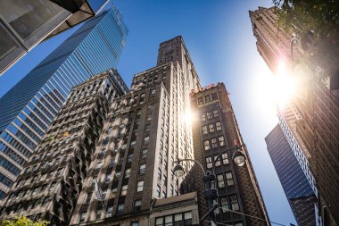 Modern cam ve New York 'taki klasik yüksek ofis binaları. Aşağıdan perspektif görünümü.