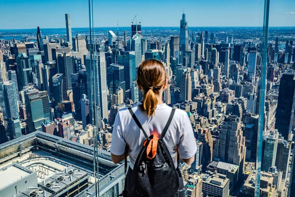 Das Mädchen Steht Auf Der Aussichtsplattform Eines Wolkenkratzers New York Stockfoto