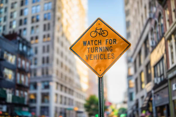 Ein Warnschild Für Radfahrer Achtung Abbiegende Fahrzeuge Auf Einer Straße Stockbild