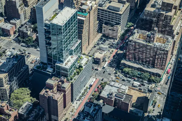 Eine Luftaufnahme Der Dächer Von Gebäuden Und Belebten Straßen Von lizenzfreie Stockbilder
